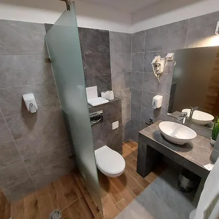 Vén Diófa De Lux Panzió Bed and breakfast