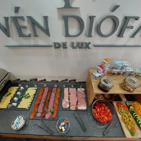 Vén Diófa De Lux Panzió Bed and breakfast